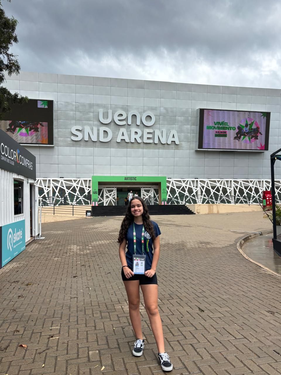 Yasmin em frente à arena do Mundial, em Assunção