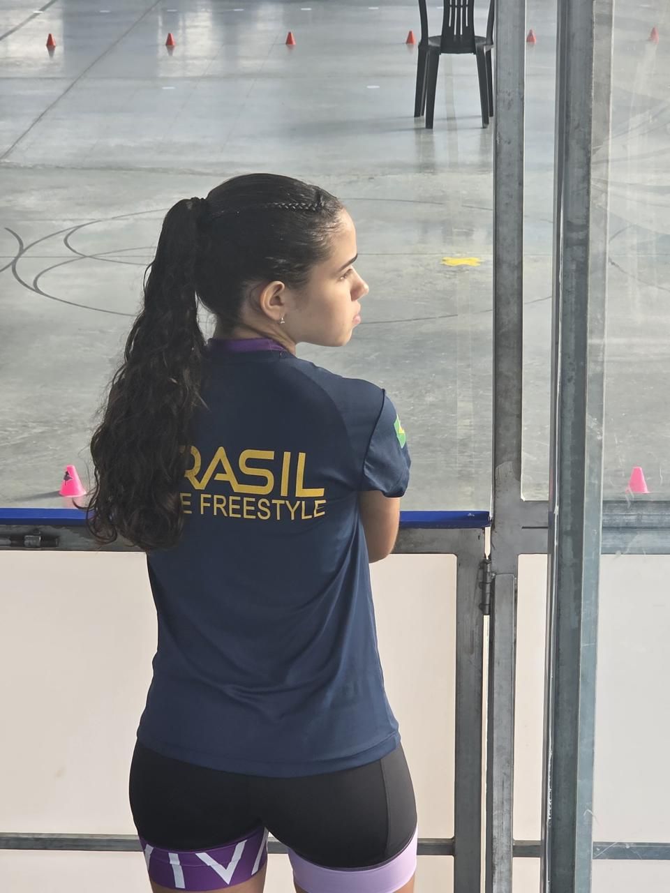 Yasmin de costas com a camisa da seleção brasileira de freestyle