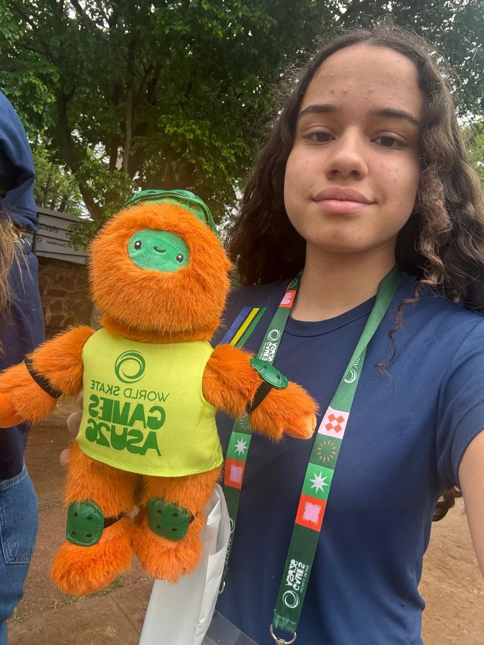 Selfie da Yasmin com o mascote do World Skate Games